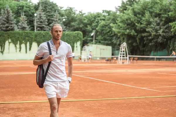 布朗网球场训练后英俊的网球运动员 — 免费的图库照片