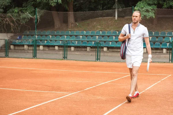 Atletisk Tennisspelare Efter Utbildning Tennisbanan — Gratis stockfoto