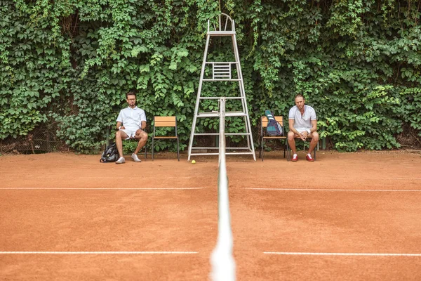 Giocatori Tennis Stile Retrò Riposo Dopo Allenamento Sedie Sul Campo — Foto Stock