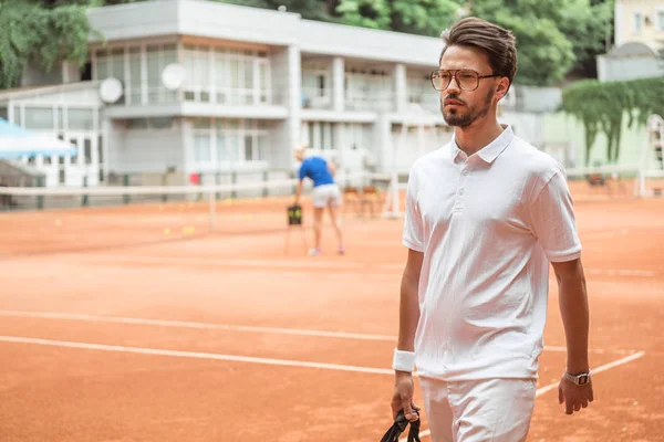 Handsome Retro Styled Tennis Player Training Tennis Court — Free Stock Photo