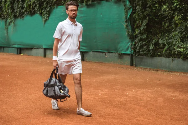 Knappe Tennisser Lopen Met Tas Training Tennisbaan — Stockfoto