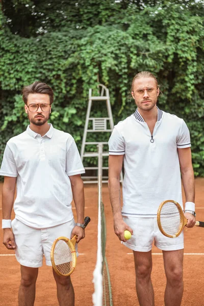 Serieuze Sporters Met Houten Rackets Bal Poseren Wedstrijd Tennisbaan — Stockfoto