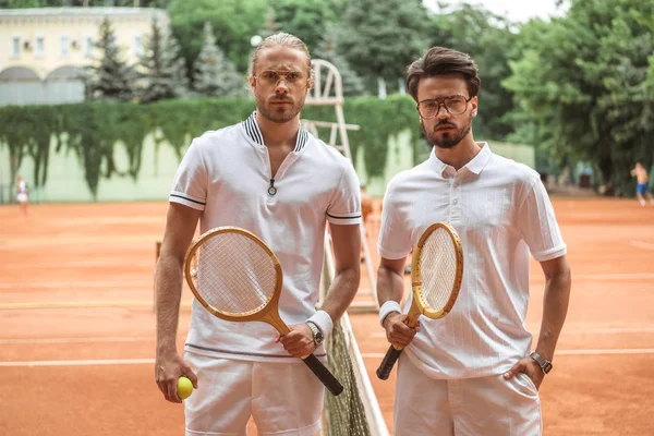 Seri Tennisti Con Racchette Legno Palla Posa Dopo Partita Campo — Foto Stock