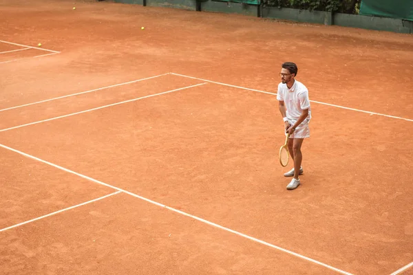 Retro Stylad Tennisspelare Med Racket Som Spelar Spelet Tennisbana — Stockfoto