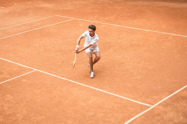 Giocatore Tennis Maschile Stile Retrò Con Racchetta Gioco Sul Campo — Foto Stock