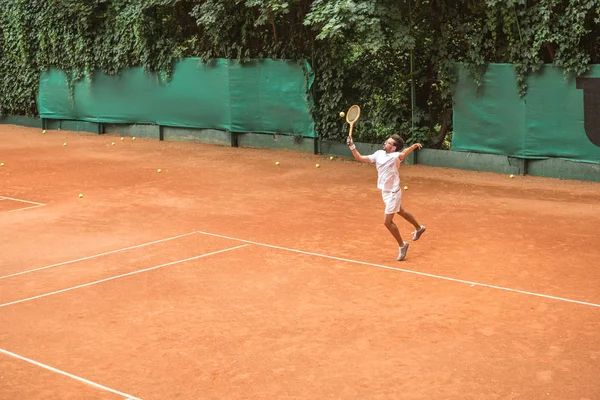 Tennisspieler Retro Stil Springt Mit Schläger Auf Tennisplatz — Stockfoto