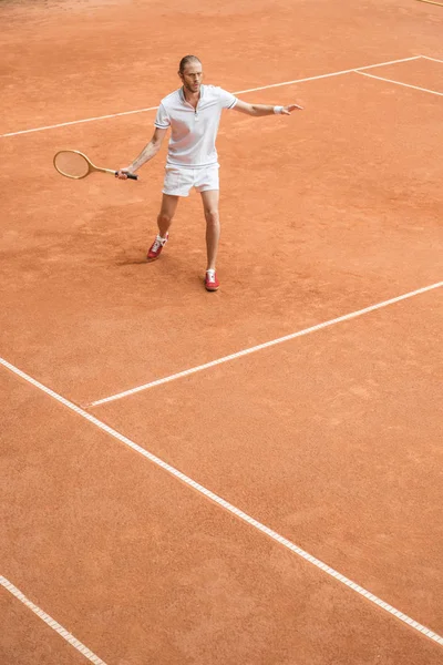 Altmodisches Tennistraining Mit Retro Holzschläger Auf Braunem Platz — kostenloses Stockfoto