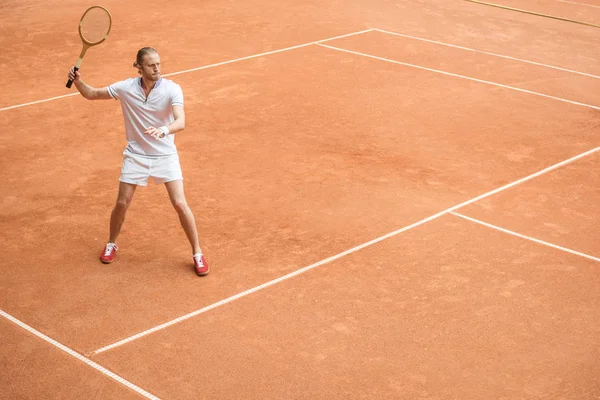 Giocatore Tennis Stile Retrò Con Racchetta Sul Campo Tennis — Foto Stock