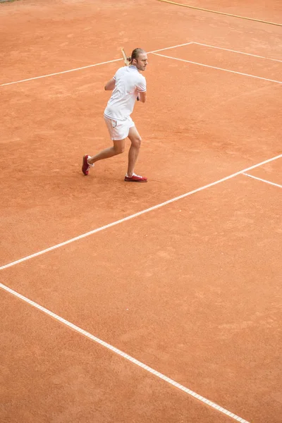 Tennisspieler Retro Stil Mit Schläger Auf Braunem Tennisplatz — kostenloses Stockfoto