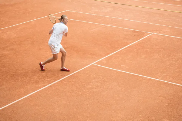 Joueur Tennis Masculin Ancienne Avec Raquette Sur Court Tennis Brun — Photo