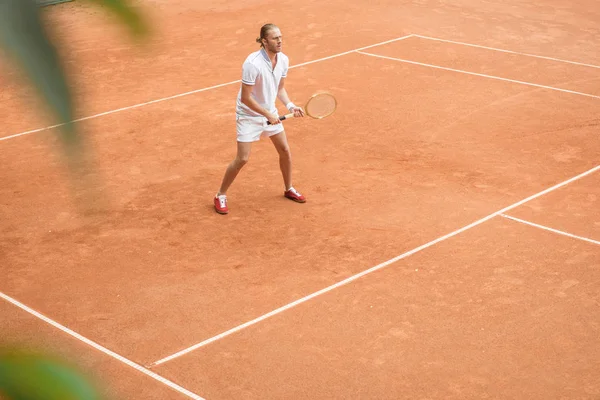 Gammaldags Tennisspelare Utbildning Med Racket Brun Tennisbana — Gratis stockfoto