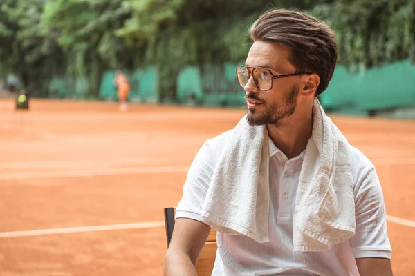 Stilig Tennisspelare Med Handduk Vilar Stol Tennisbanan — Gratis stockfoto