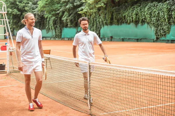 Tennissers Met Houten Rackets Lopen Training Buurt Van Net Hof — Gratis stockfoto