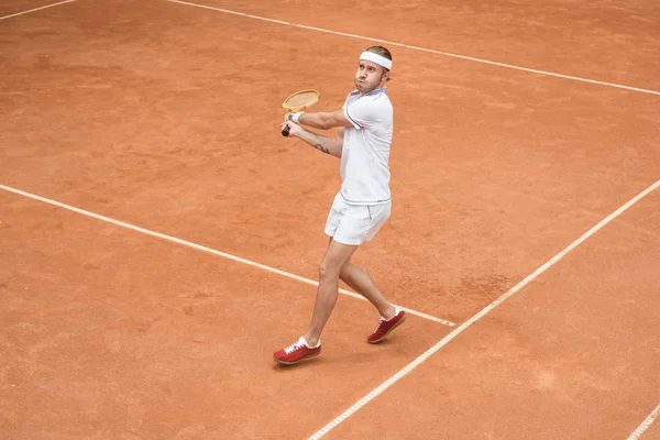 Retro Styled Man White Sportswear Playing Tennis Wooden Racket Court — Free Stock Photo