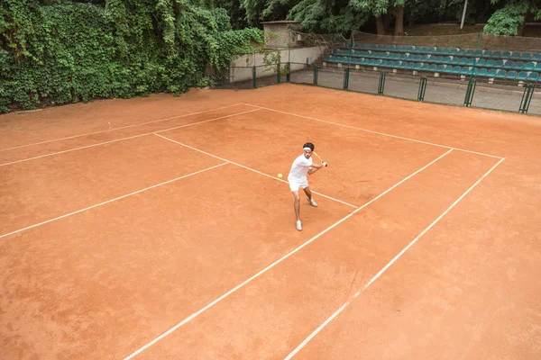 Homem Sportswear Branco Jogando Tênis Com Raquete Bola Campo — Fotografia de Stock