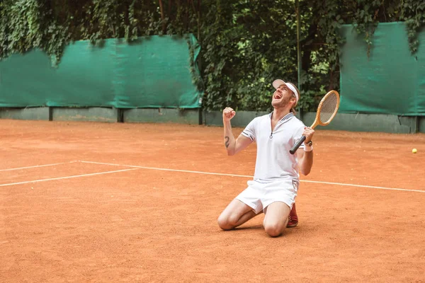 Blont Vinnare Med Racket Firar Och Knästående Tennisbanan — Stockfoto