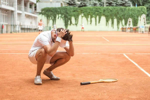 Maç Sahada Raketle Kaybettikten Tenis Oyuncusu — Stok fotoğraf