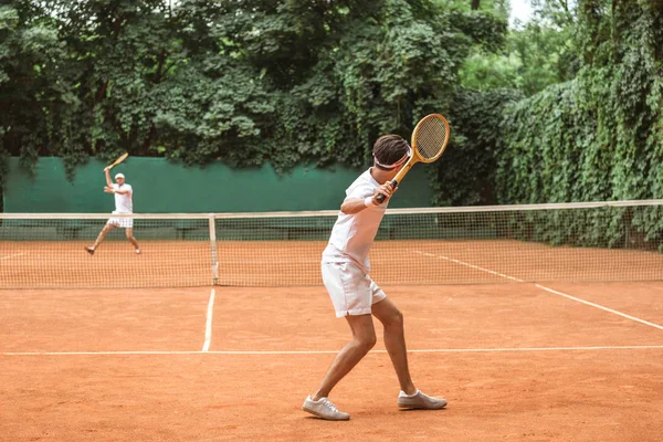 Deportistas Ropa Deportiva Blanca Jugando Tenis Con Raquetas Madera Cancha —  Fotos de Stock