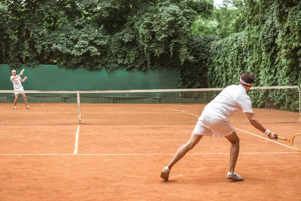 Gammaldags Sportsmen Spela Tennis Med Trä Racketar Domstolen — Gratis stockfoto