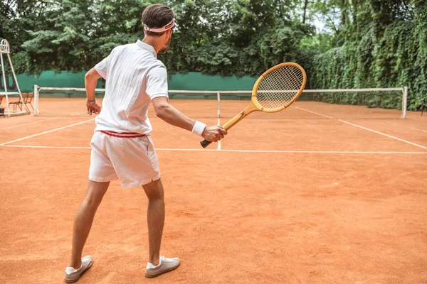 Achteraanzicht Van Tennisser Met Retro Houten Racket Tennisbaan — Stockfoto