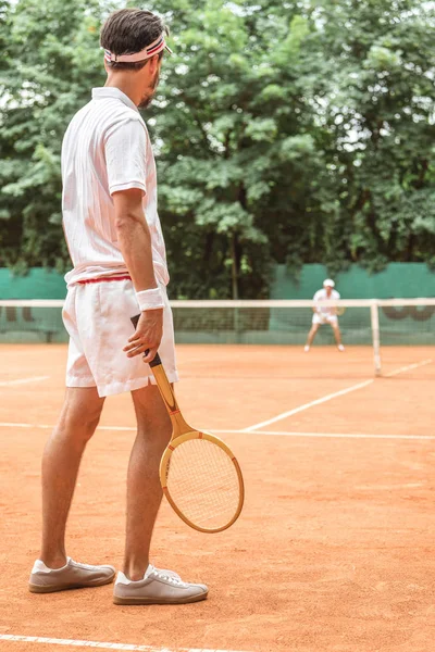Baksidan Man Spela Tennis Med Trä Racket Tennisbanan — Stockfoto