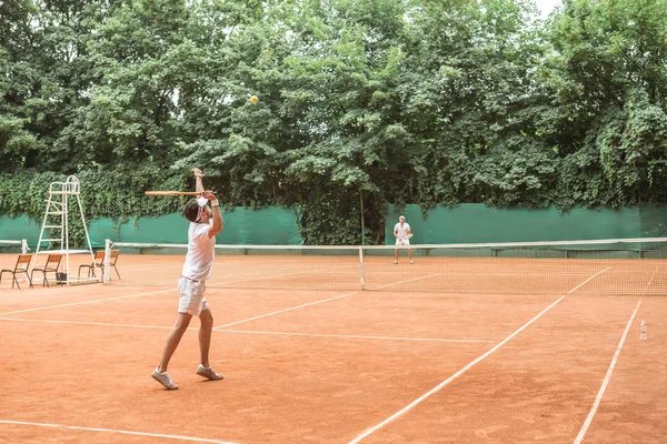 Desportistas Jogar Tênis Com Raquetes Madeira Quadra — Fotografia de Stock