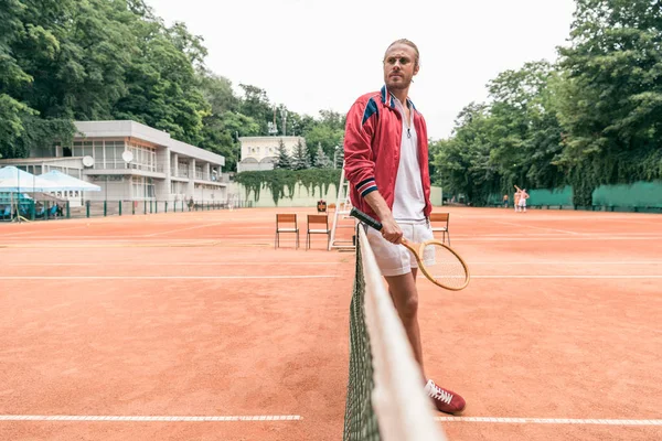 Selektiv Fokus För Stilig Tennisspelare Med Racket Stående Tennis Netto — Gratis stockfoto