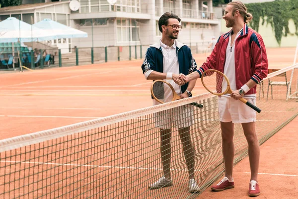 Amigos Com Raquetes Madeira Apertando Mãos Campo Ténis Com Rede — Fotografia de Stock