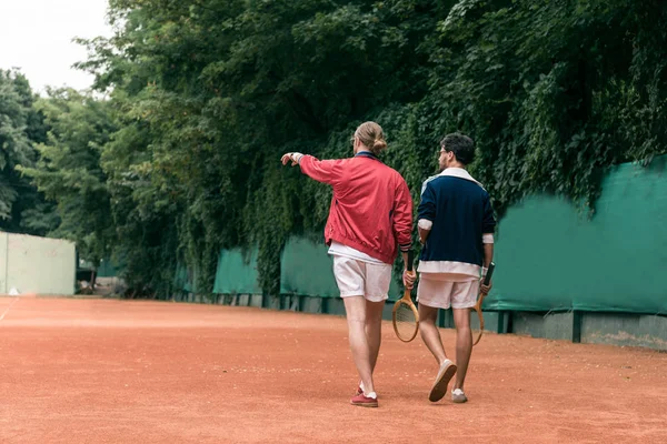 Achteraanzicht Van Retro Stijl Vrienden Met Houten Rackets Lopen Tennisbaan — Gratis stockfoto