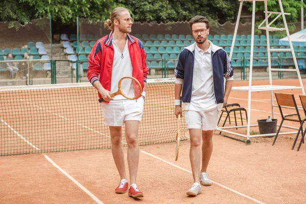 Amis Avec Raquettes Bois Marchant Sur Court Tennis — Photo gratuite