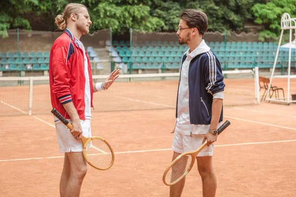 Mannen Met Houten Rackets Conflicterende Tennisbaan — Gratis stockfoto