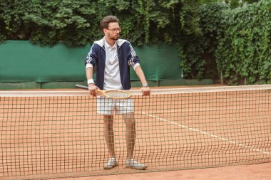 retro raket konumu itibariyle net tenis kortu olan yakışıklı tenisçi