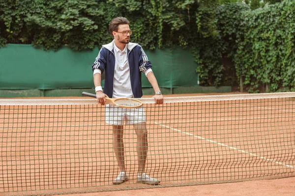 Knappe Tennisser Met Retro Racket Staan Bij Net Tennisbaan — Stockfoto