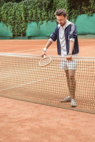 Handsome Retro Sportsman Racket Leaning Tennis Net Brown Court — Stock Photo, Image