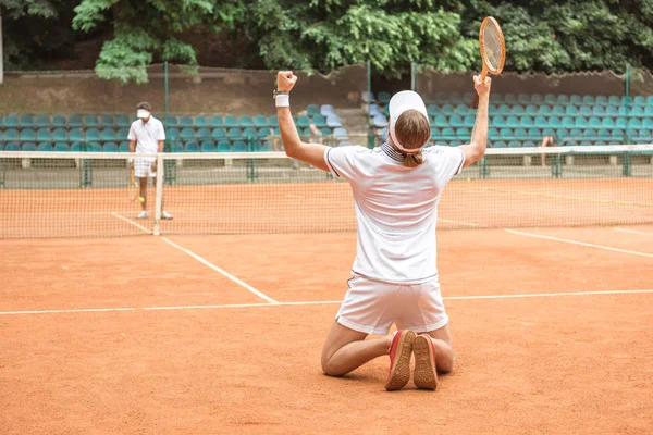 Joueurs à l'ancienne après avoir gagné un match de tennis sur le terrain — Photo de stock