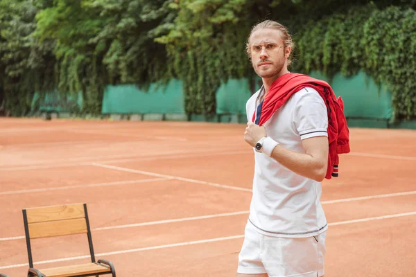 Beau joueur de tennis à l'ancienne sur le court — Photo de stock