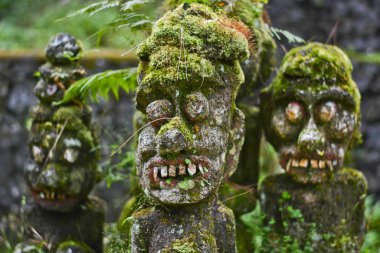 Yeşil maske clouse-up Bali Eski din ile bir stand tapınağın gözünü çıkıntılı beyaz Idol