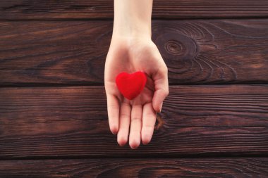 Kadın el ile boşaltmak küçük kırmızı kalp