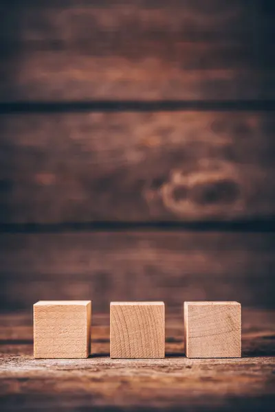 Drei Holzwürfel Auf Holzgrund Mit Copyspace — Stockfoto