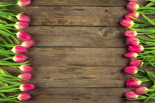 Hermosos Tulipanes Rosados Sobre Fondo Madera Vista Superior Espacio Copia —  Fotos de Stock