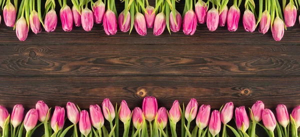 Hermosos Tulipanes Rosados Sobre Fondo Madera Vista Superior Espacio Copia —  Fotos de Stock