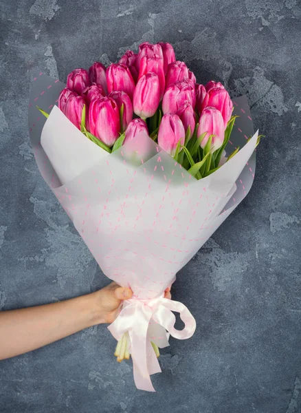 Mujer Mano Sosteniendo Ramo Tulipanes Flores Embalaje Sobre Fondo Hormigón —  Fotos de Stock