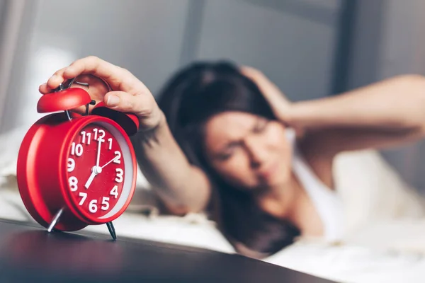 Jeune Femme Éteint Réveil Sur Lit Matin Femme Tient Tête — Photo