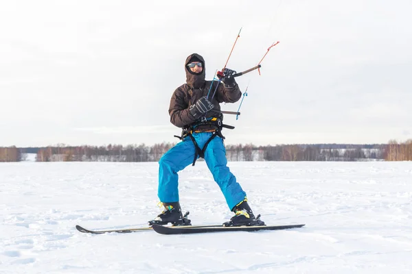 Skieur Sur Champ Neige Avec Cerf Volant Hiver — Photo