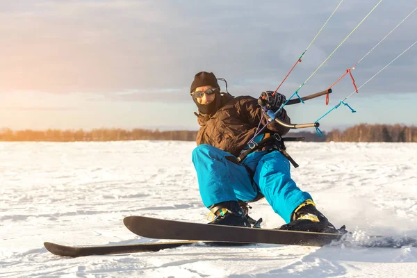 Skieur Sur Champ Neige Avec Cerf Volant Hiver — Photo