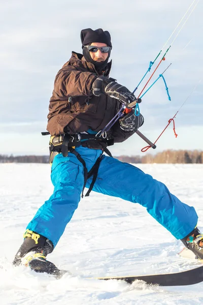 Le skieur va sur le champ de neige avec kyte — Photo