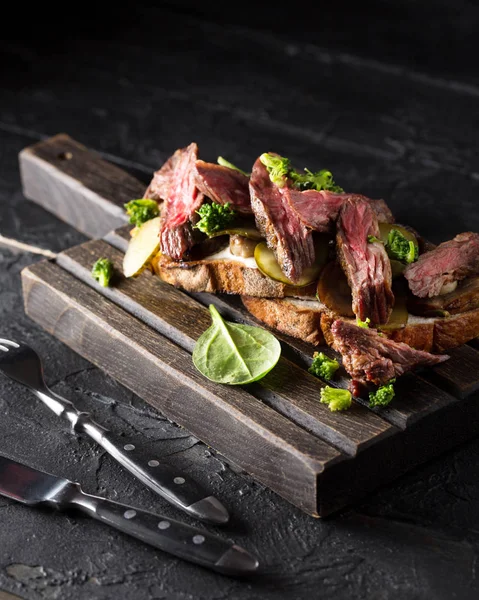 Steak tranché sur une planche de bois — Photo