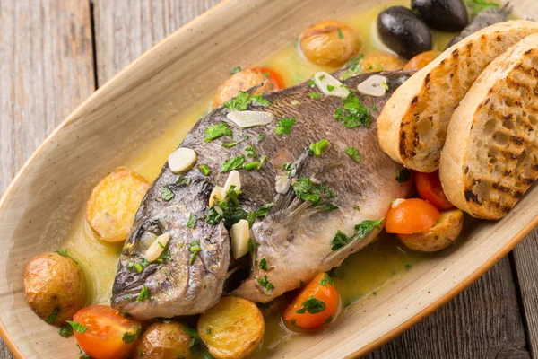 Grilled fish with vegetables and potatoes — Stock Photo, Image