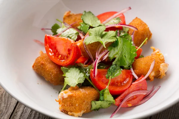 Salade met gebakken kaas en tomaten — Stockfoto