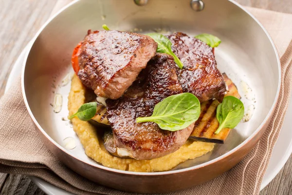 Gegrilde steak met gepureerde groenten — Stockfoto